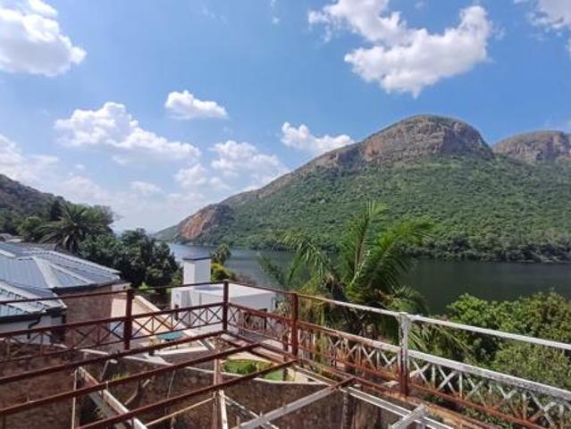3 Bedroom House in Kosmos