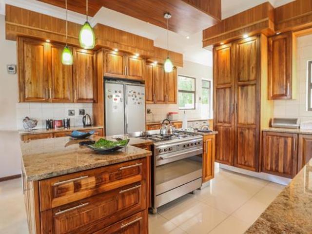 3 Bedroom House in Kosmos