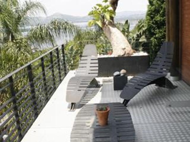 3 Bedroom House in Kosmos