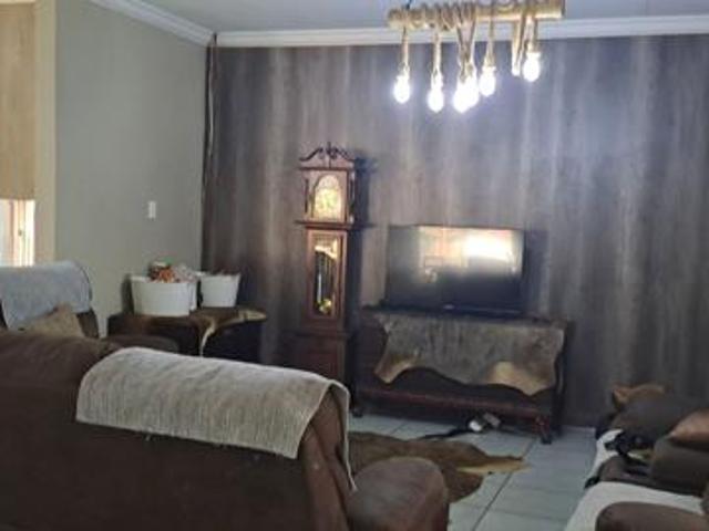 3 Bedroom House in Kanonkop
