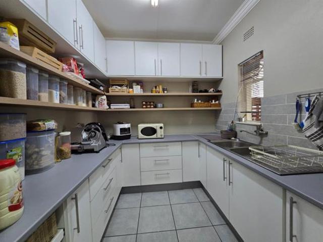 3 Bedroom House in Kanonkop
