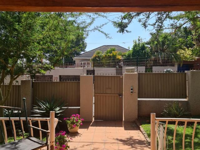 3 Bedroom House in Kensington