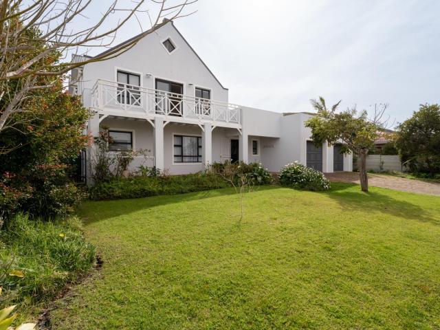 3 Bedroom House in Heuningkloof