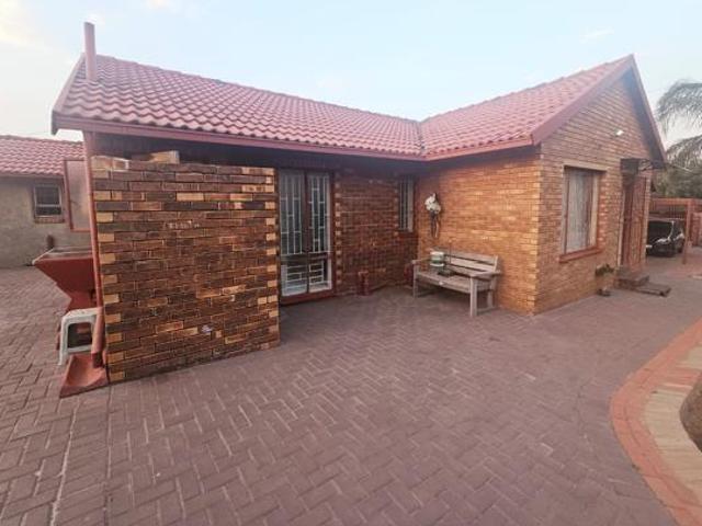 3 Bedroom House in Heuweloord