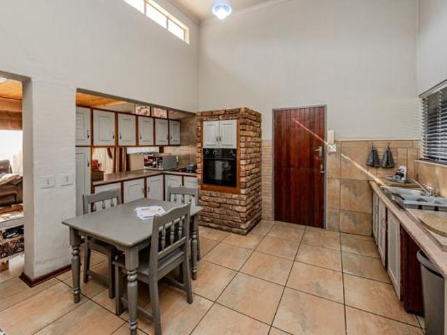 3 Bedroom House in Helderkruin