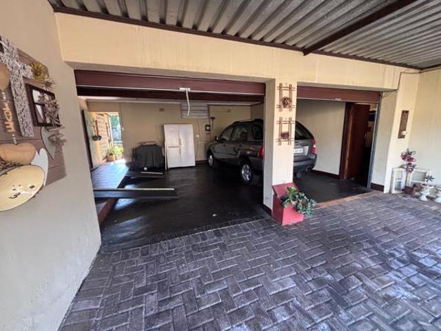 3 Bedroom House in Helderkruin