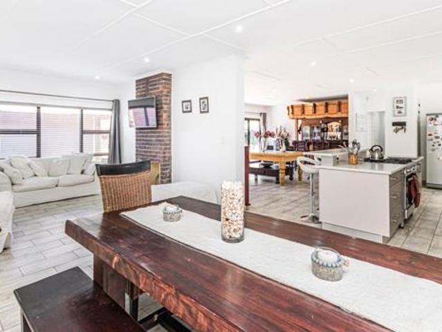 3 Bedroom House in Helderkruin
