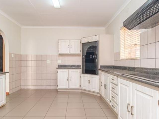 3 Bedroom House in Helderkruin