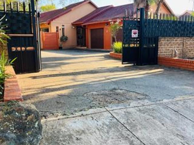 3 Bedroom House in Helikon Park