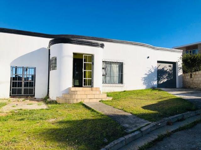 3 Bedroom House in Hillside