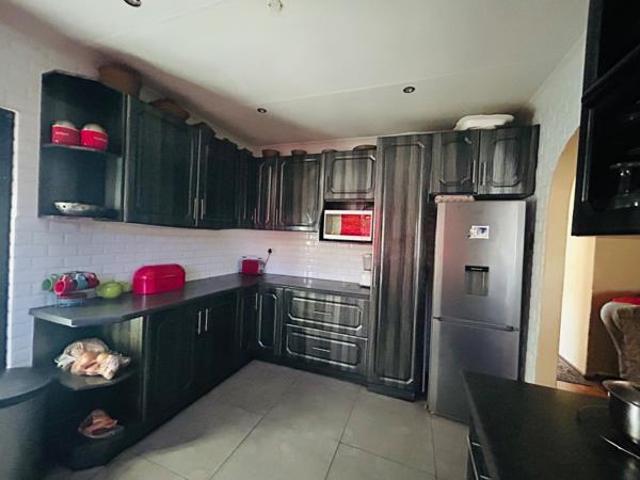 3 Bedroom House in Ilitha Park
