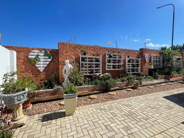 3 Bedroom House in Jeffreys Bay Central