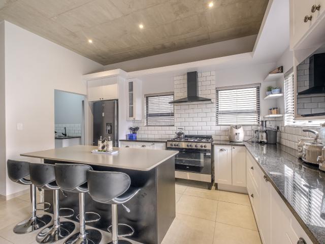 3 Bedroom House in Olympus AH