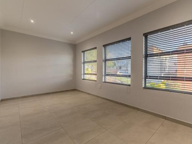 3 Bedroom House in Olympus AH