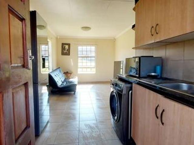 3 Bedroom House in Olievenhoutbos