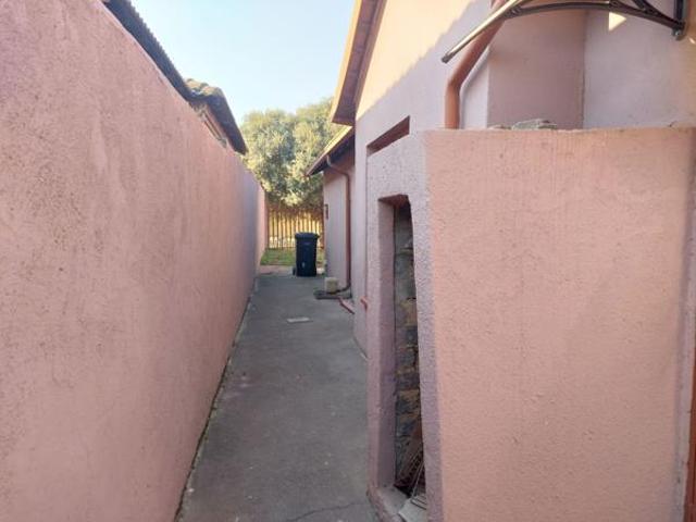 3 Bedroom House in Olievenhoutbos