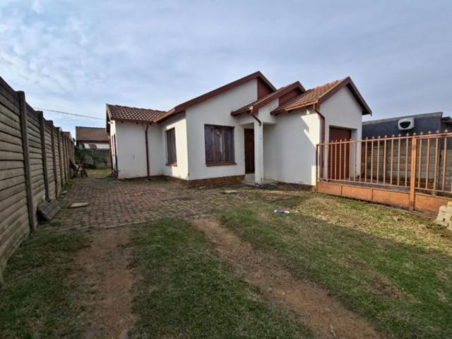 3 Bedroom House in Olievenhoutbosch