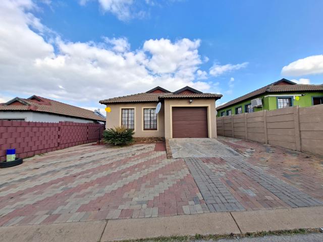 3 Bedroom House in Olievenhoutbosch