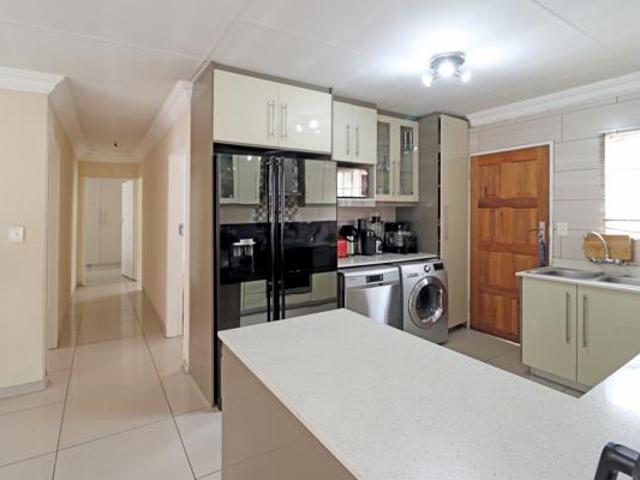 3 Bedroom House in Olievenhoutbosch