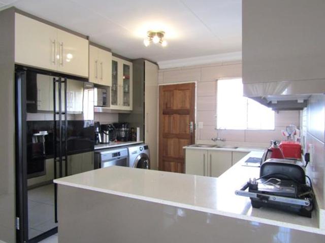 3 Bedroom House in Olievenhoutbosch