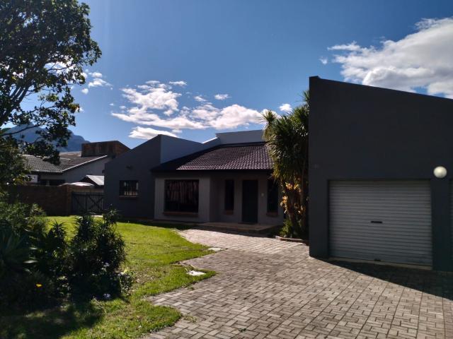 3 Bedroom House in Loerie Park