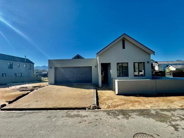 3 Bedroom House in Longlands