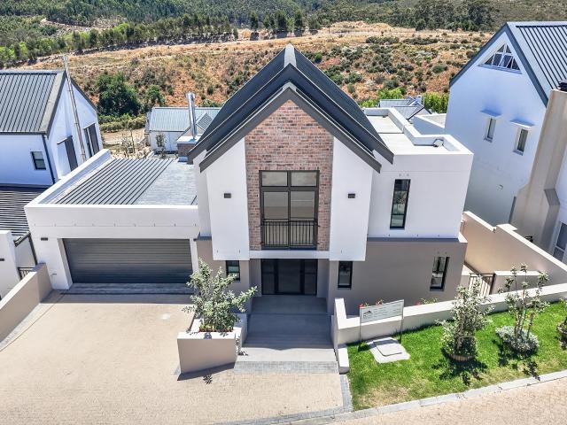 3 Bedroom House in La Roche