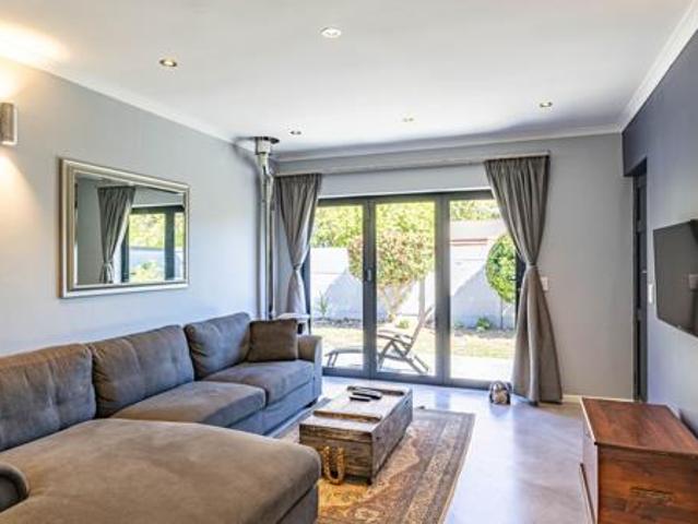 3 Bedroom House in Lakeside