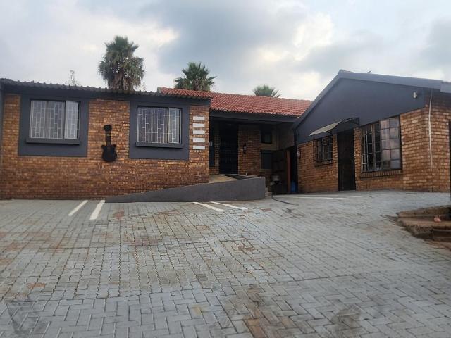 3 Bedroom House in Model Park