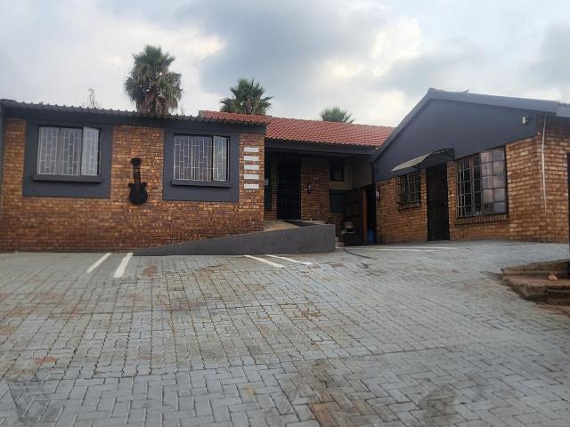 3 Bedroom House in Model Park