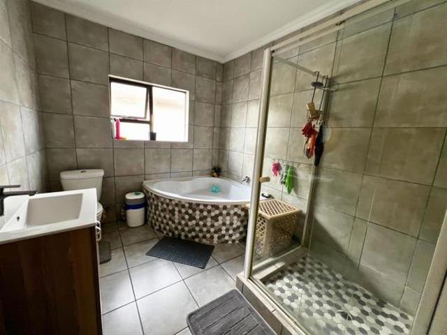 3 Bedroom House in Monavoni