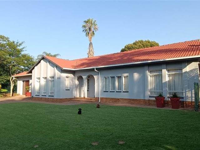 3 Bedroom House in Magalieskruin