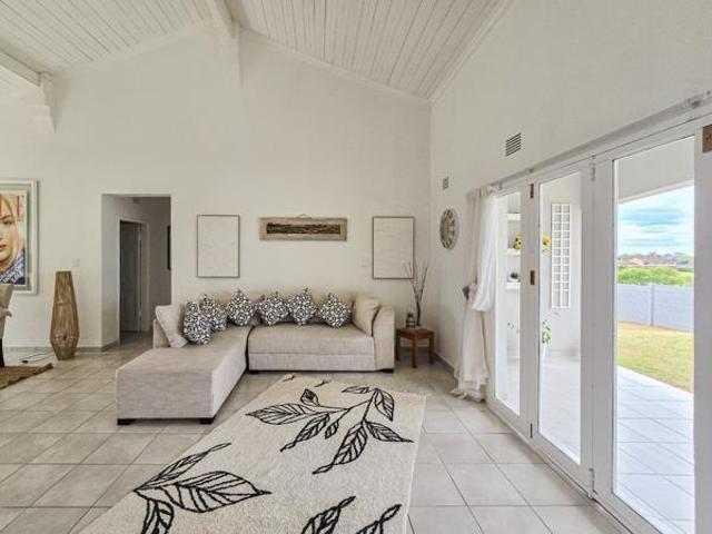 3 Bedroom House in Manaba Beach
