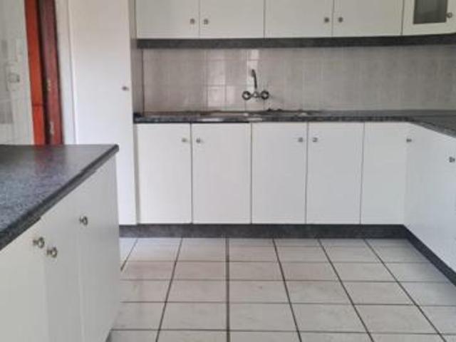 4 Bedroom House in Manaba Beach