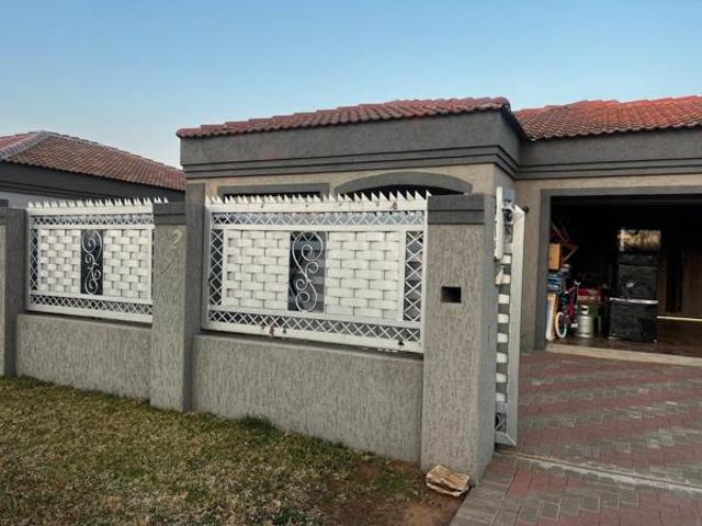 3 Bedroom House in Mandela View