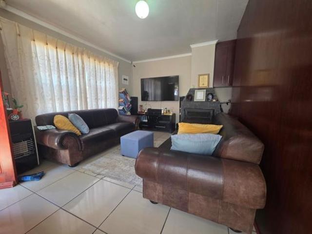 3 Bedroom House in Mandela View