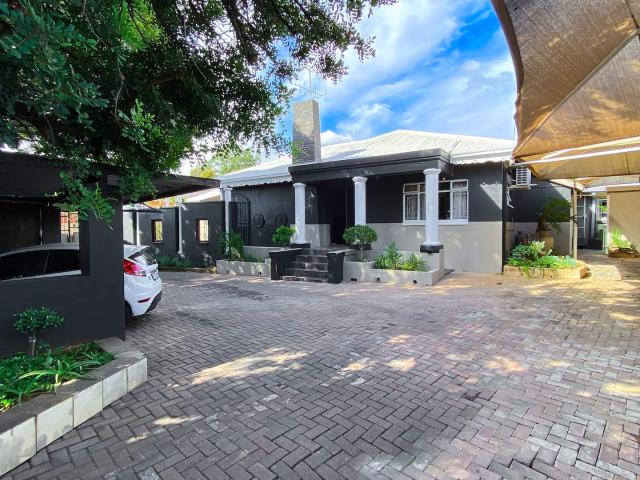 3 Bedroom House in Menlo Park