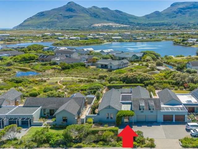 3 Bedroom House in Noordhoek