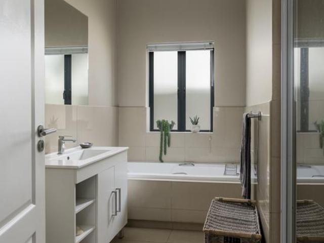 3 Bedroom House in Somerset Country Estate