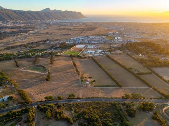 3 Bedroom House in Somerset West Central