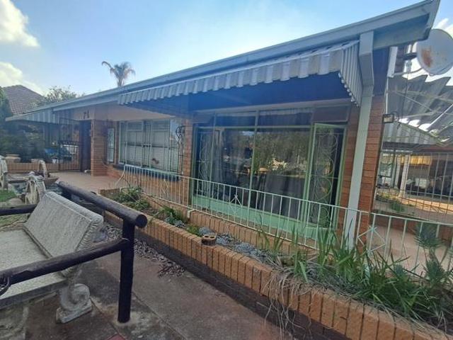 3 Bedroom House in Songloed