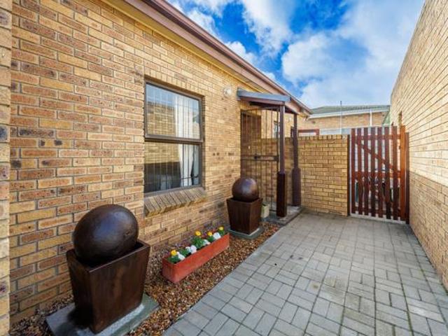 3 Bedroom House in Sonstraal Heights