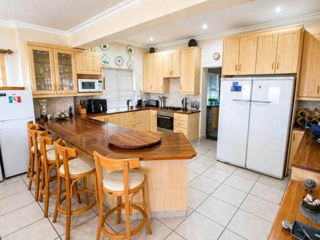 3 Bedroom House in Santareme