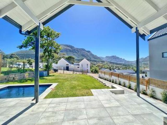 3 bedroom house in secure estate hout bay