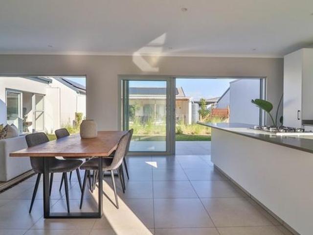 3 Bedroom House in Sheffield Beach