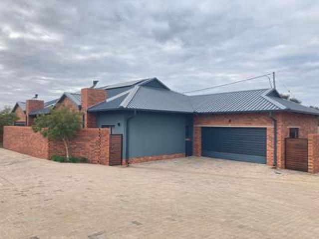 3 bedroom house in six fountains res.