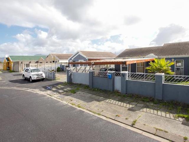 3 Bedroom House in Strandfontein