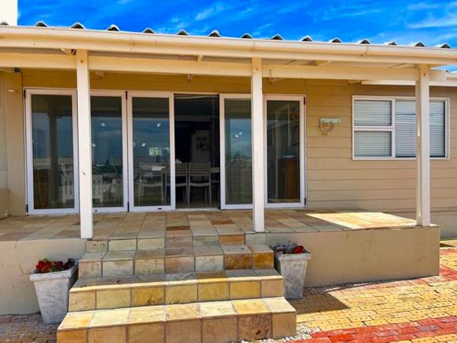 3 Bedroom House in Struisbaai
