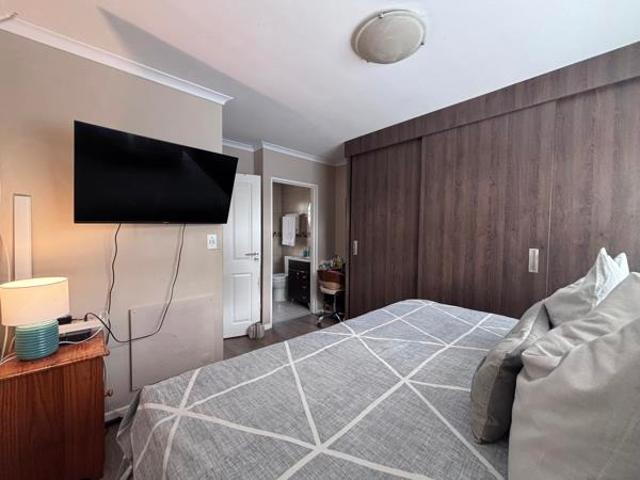 3 Bedroom House in Sunningdale