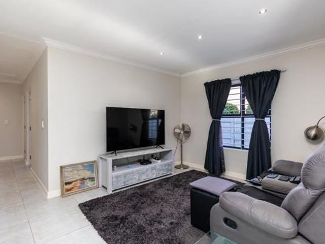 3 Bedroom House in Sunningdale
